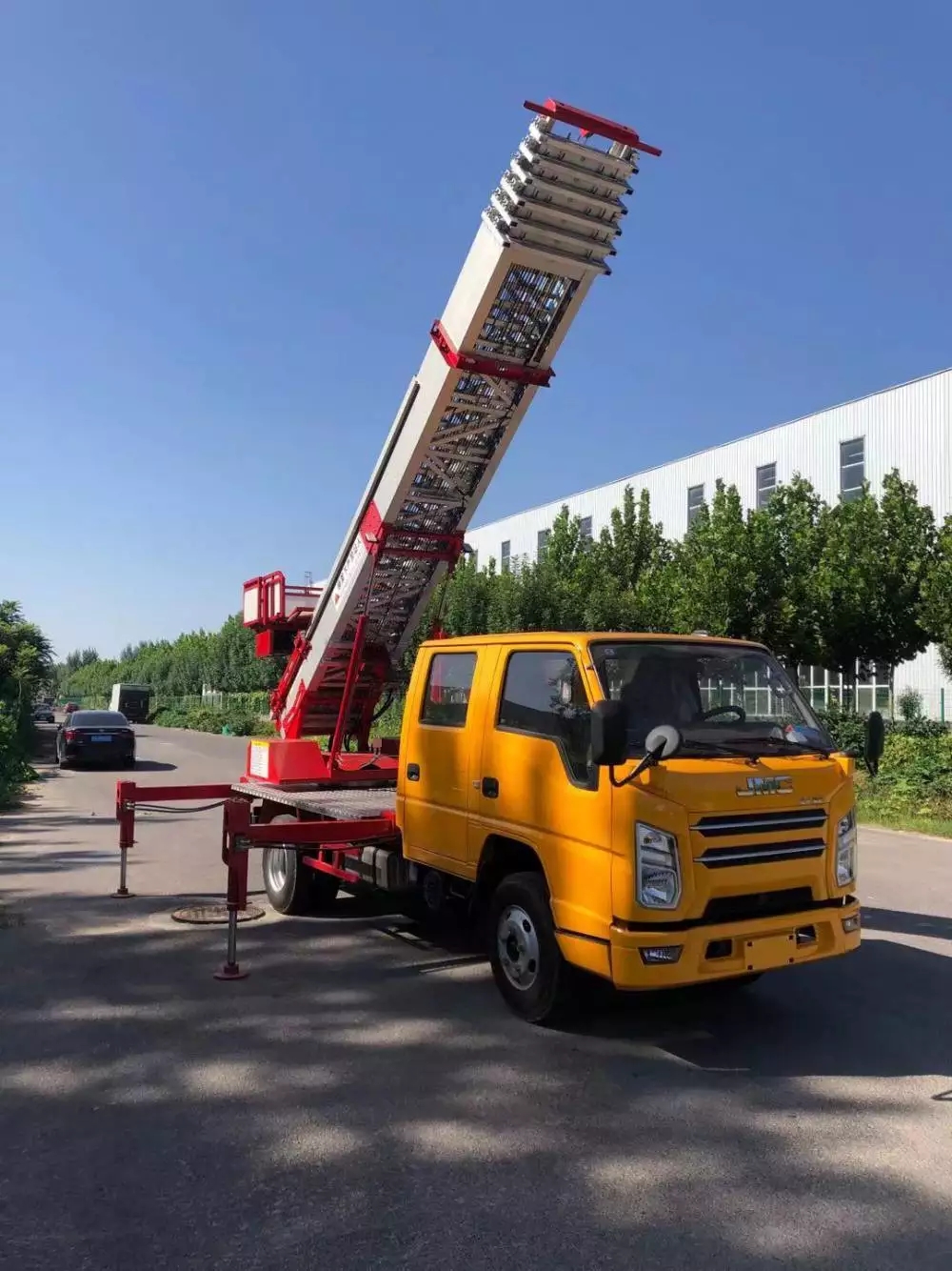 长宁附近的云梯车出租服务：轻松解决高空作业需求